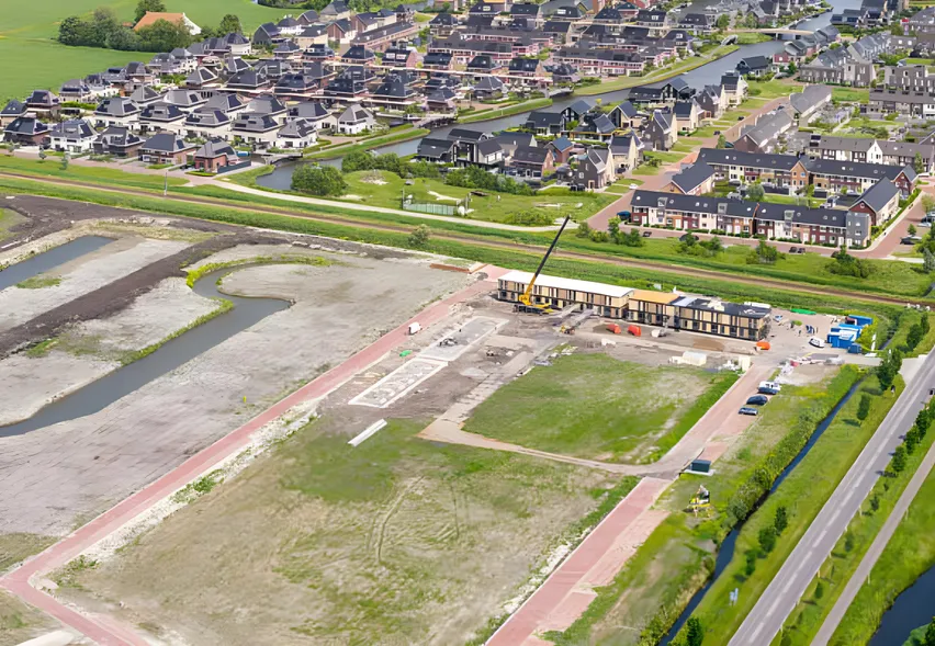 Nieuwbouwwijk in aanbouw, van bovenaf